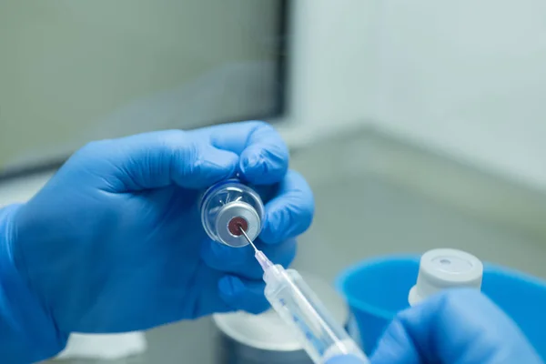 Mavi Eldivenli Bir Doktor Hastanede Koronavirüs Aşısı Hazırlıyor — Stok fotoğraf