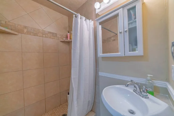 Bir Ayna Bir Lavabo Banyoda Perdeli Bir Banyo — Stok fotoğraf