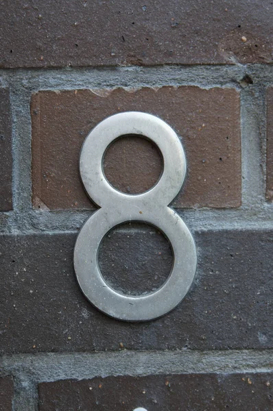 Ένας Αριθμός Σπιτιού Που Συνδέεται Έναν Τοίχο Από Τούβλα — Φωτογραφία Αρχείου