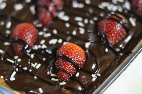 Een Close Shot Van Chocoladetaart Met Aardbeien — Stockfoto