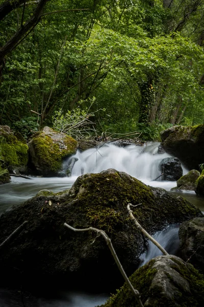 Una Hermosa Vista Piedras Arroyo Con Agua Que Fluye Suave — Foto de Stock
