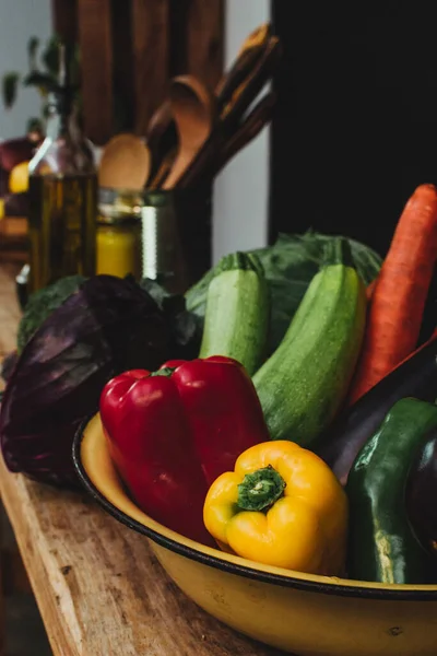 Una Toma Vertical Verduras Frescas Tazón Sobre Una Mesa Cocina — Foto de Stock