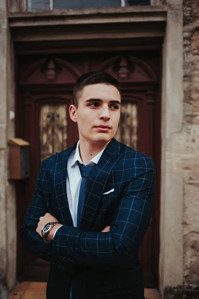 Caucasian Young Businessman Suit Tie Posing Door — ストック写真