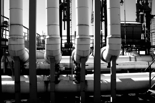 Graustufenaufnahme Einer Industrielandschaft Mit Pipeline Mit Großem Durchmesser — Stockfoto