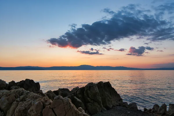 Eine Schöne Aufnahme Des Sonnenuntergangs Über Dem Meer — Stockfoto