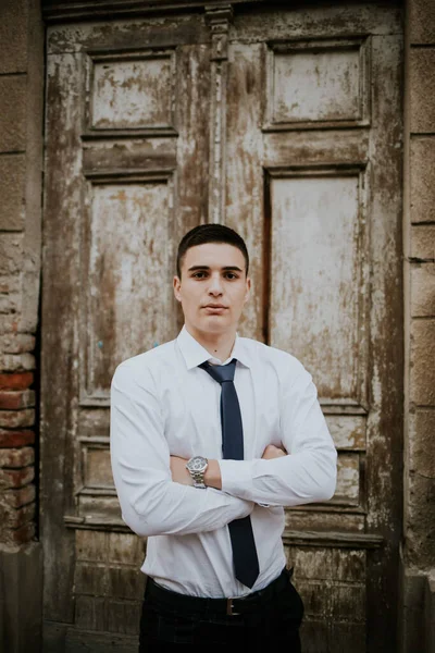 Caucasian Young Businessman Tie Posing Door — Fotografia de Stock