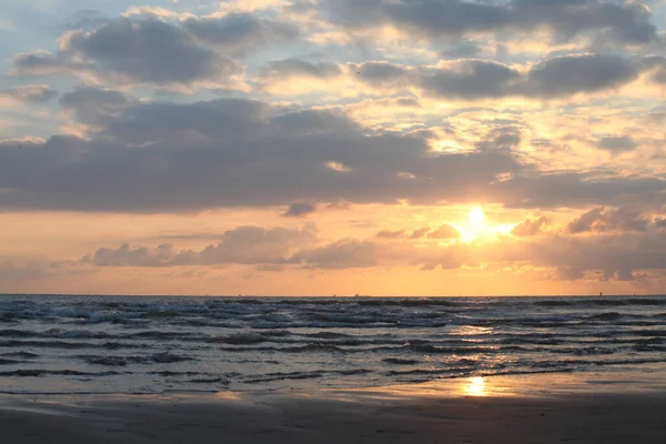 Ett Landskap Havet Solljuset Och Molnig Himmel Solnedgången Kvällen — Stockfoto