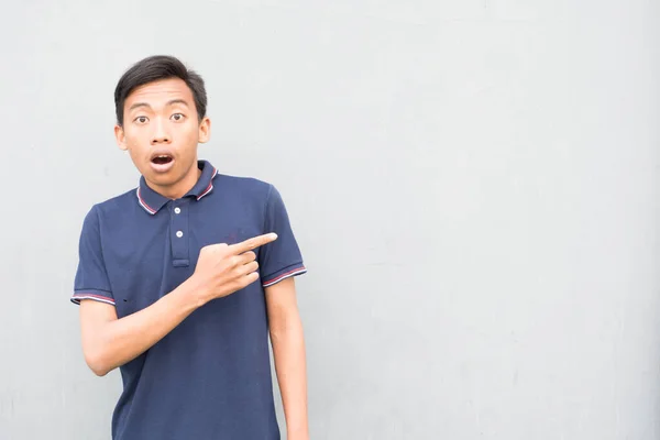 Indonesian Guy Pointing His Index Fingers Right Surprised Face Expression — 스톡 사진