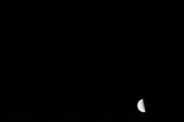Meia Lua Isolada Céu Negro Para Espaço Cópia — Fotografia de Stock