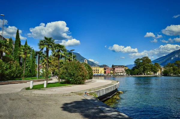 リヴァ ガルダの美しい風景 桟橋とイタリアのガルダ湖 遊歩道 ピーク ヤシの木 — ストック写真