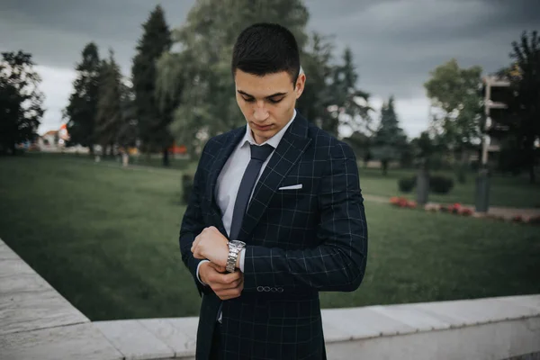 Joven Hombre Negocios Caucásico Traje Corbata Pie Aire Libre —  Fotos de Stock