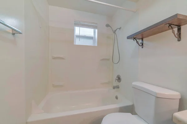 Banyoda Küçük Beyaz Bir Banyo — Stok fotoğraf