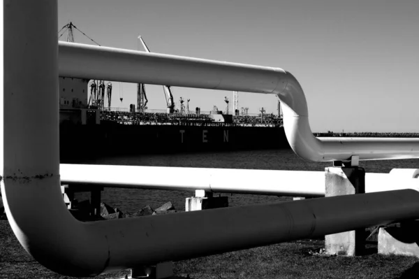 Een Grijswaarden Opname Van Een Industrieel Landschap Met Een Grote — Stockfoto