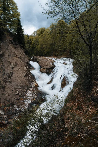 Uma Vista Hipnotizante Cascata Putna Rio Montanha Que Flui Através — Fotografia de Stock