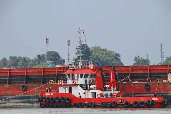 Batam Indonesia 2019年8月6日 大型貨物船がインドネシアのタンジュン ピナン 2019年8月6日に商品をロードするためにビーチドックにあります — ストック写真