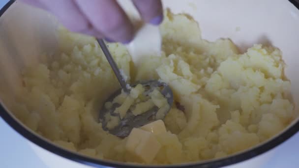 Høj Vinkel Visning Kvindelig Hånd Tilføje Smør Til Kartoffelmos – Stock-video