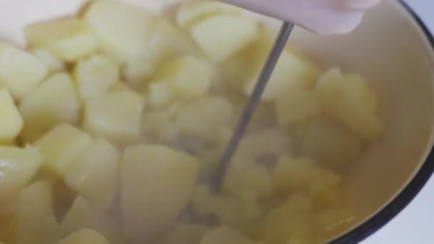 Wysoki Kąt Widzenia Samicy Strony Przygotowującej Tłuczone Ziemniaki — Wideo stockowe