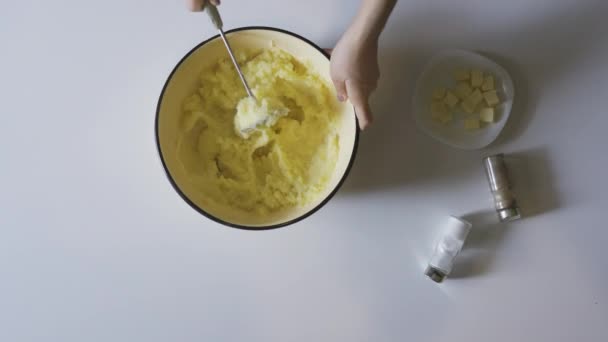 Una Vista Aérea Una Mano Femenina Preparando Puré Papas — Vídeos de Stock