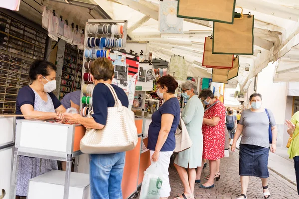 クレモナ イタリア 2021年6月19日 イタリア ロンバルディア州クレモナ 2021年6月18日ロンバルディア州として混雑した通り市場の最初の休日はCovid 19自由地域として白い色です — ストック写真