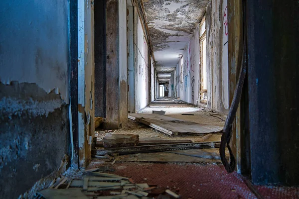 Corridor Old Abandoned Building Broken Walls — Fotografia de Stock