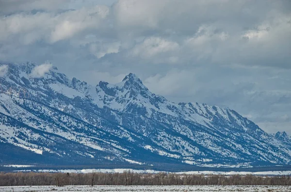 Hermoso Plano Una Majestuosa Montaña Nevada Corría Sobre Fondo Del — Foto de Stock
