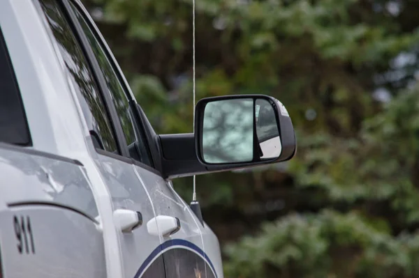 Espejo Retrovisor Del Coche Sobre Fondo Los Árboles Fotos De Stock Sin Royalties Gratis