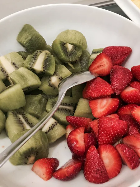 Närbild Bild Hälsosam Fruktsallad Med Kiwi Och Jordgubbar — Stockfoto