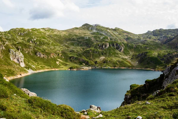 Pandangan Dekat Dari Sebuah Danau Kecil Bukit Bukit Ditutupi Hijau — Stok Foto