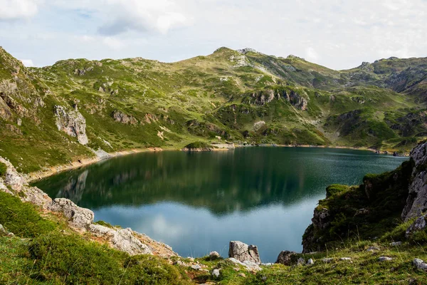 Veduta Ravvicinata Laghetto Sulle Colline Ricoperte Verde — Foto Stock