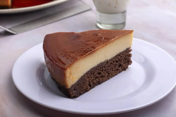 Аппетитный Вкусный Шоколадный Чизкейк Белой Тарелке — стоковое фото