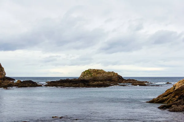 Closeup Shot Rocky Shore Cliffs Cloudy Sky — Stock Fotó