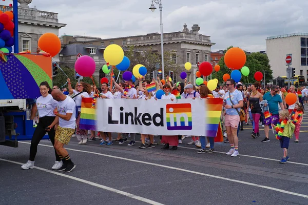 Dublin Irland Jun 2019 Linkedin Repræsentanter Med Banner Farverige Balloner - Stock-foto