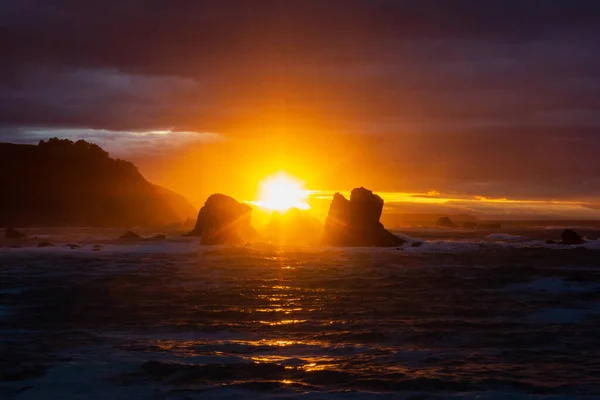 Gün Batımı Gökyüzünün Altında Sakin Bir Okyanusun Yakın Çekimi — Stok fotoğraf