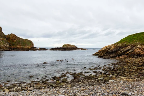 Gros Plan Rivage Rocheux Sous Ciel Nuageux — Photo