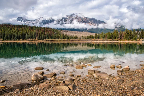 Una Montaña Envuelta Nubes Pirámide Que Refleja Lago Claro Parque —  Fotos de Stock