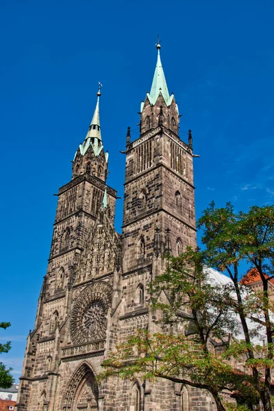 Низкий Угол Средневековой Церкви Святого Лоренца Нюрнберге Юге Германии Ясным — стоковое фото