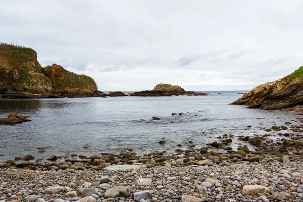 Närbild Ett Lugnt Hav Mot Den Klippiga Stranden — Stockfoto