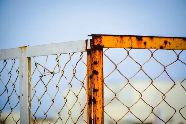 Een Close Shot Van Een Verroeste Metalen Gaas — Stockfoto