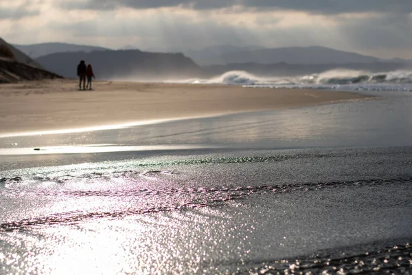Glorious Scenery Silhouettes People Sandy Beach Dawn — Stock Photo, Image