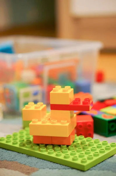 Poznan Polsko Listopadu 2016 Žlutá Kachna Plastových Barevných Bloků Lego — Stock fotografie