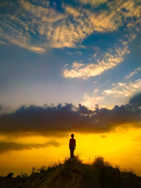 Человек Стоящий Качелях Любуясь Восходом Солнца Уиклоу Ирландия — стоковое фото