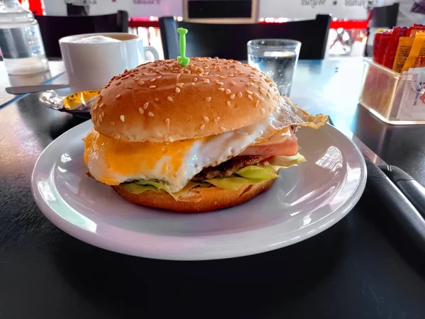 Πλάνο Ενός Πλήρους Χάμπουργκερ Κιμά Burger Αυγό Τυρί Ζαμπόν Ντομάτα — Φωτογραφία Αρχείου