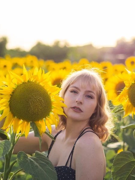 Een Foto Van Een Sensuele Dame Omringd Door Heldere Zonnebloemen — Stockfoto