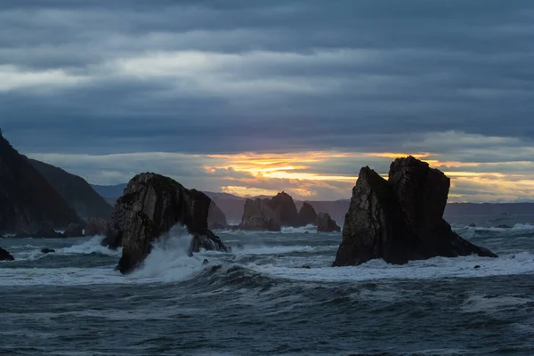 日没時に波状の海の波状の海岸の閉鎖ショット — ストック写真