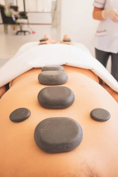 Tiro Vertical Uma Mulher Bonita Recebendo Terapia Massagem Pedra Quente — Fotografia de Stock