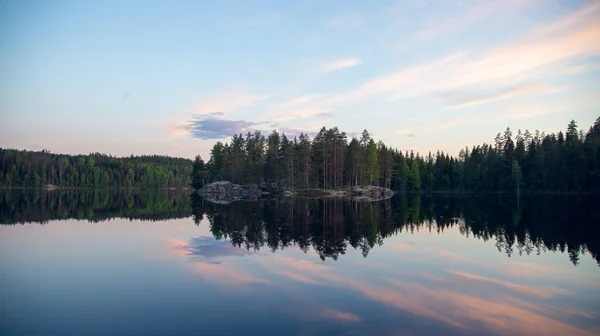 Beau Cliché Lac Avec Reflet Coucher Soleil Entouré Une Forêt — Photo