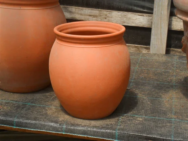 Tiro Una Olla Arcilla Para Las Plantas Ale Estante — Foto de Stock