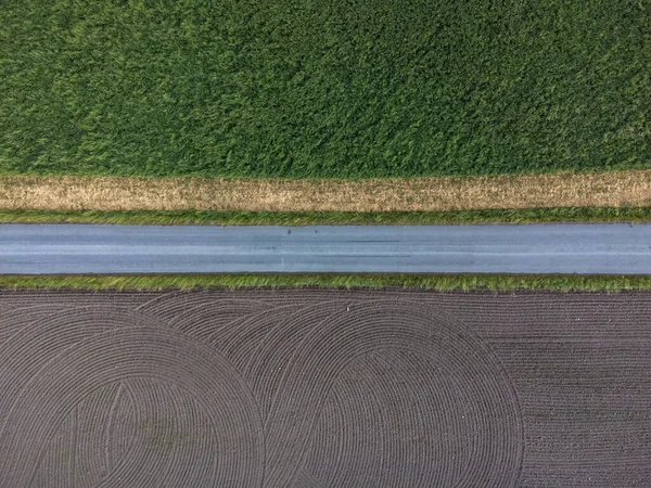 Vista Superior Campos Agrícolas Verdes Marrones Una Carretera Recta Líneas — Foto de Stock