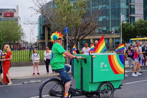 Dublin Irland Jun 2019 Postbud Rider Levering Trehjulet Cykel Dublin - Stock-foto