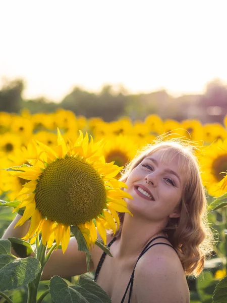 Радісна Молода Дівчина Оточенні Яскравих Соняшників — стокове фото